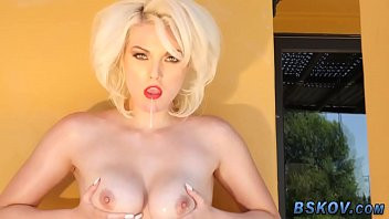 Play Blonde cutie facialized