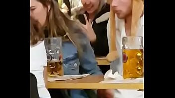 play Voyeur Masturbare in Public sub Masa la Oktoberfest