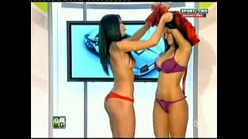 Play Goluri si Goale ep 14 Miki si Roxana (Romania naked news)
