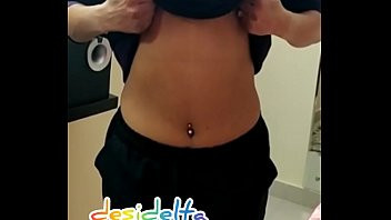 Play Desi cute girl showing boobs